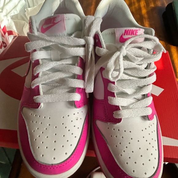 Laser fuschia Nike dunks - Picture 3 of 5